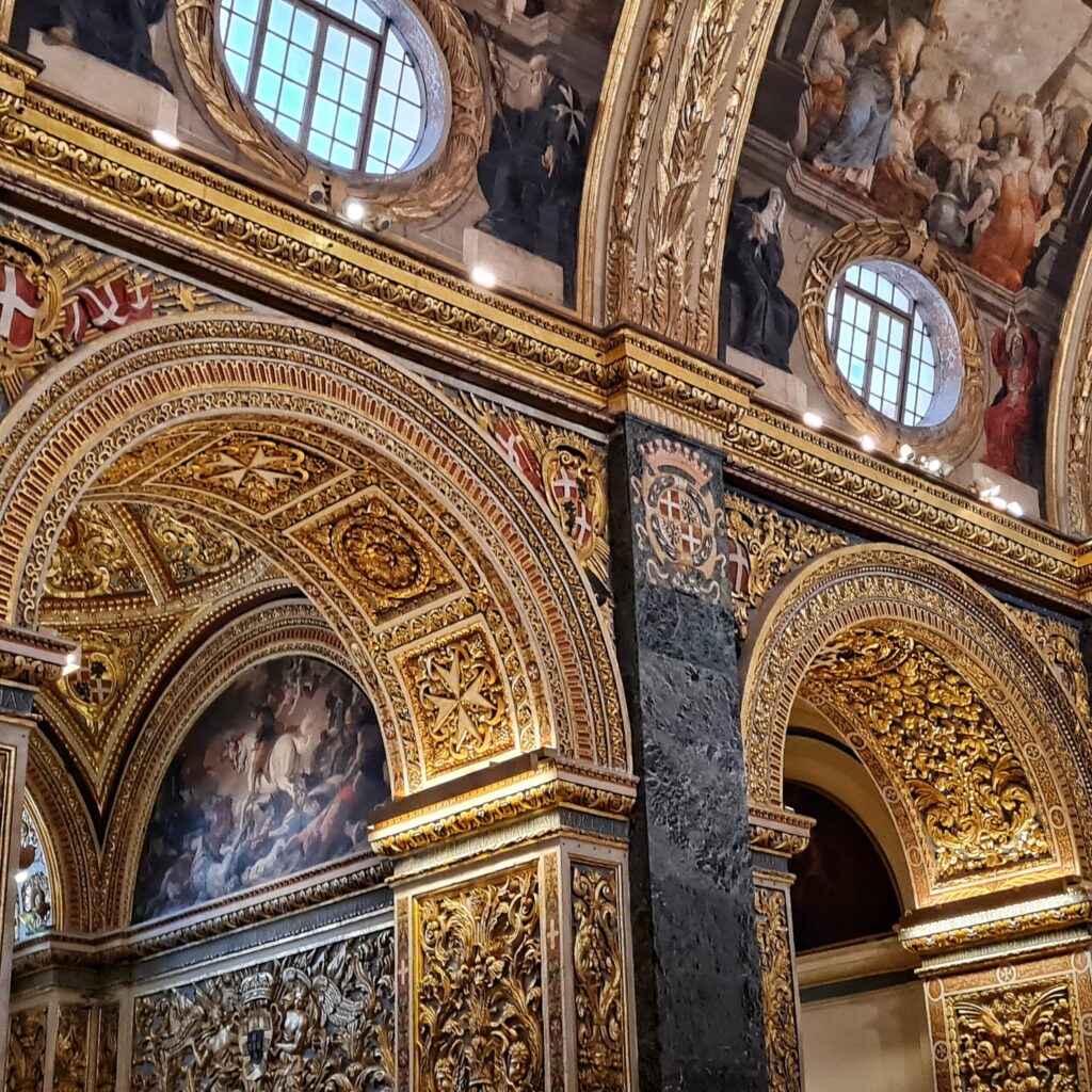 Rundbögen und runde Fenster reich mit goldenen Ornamenten und Gemälden verziert.