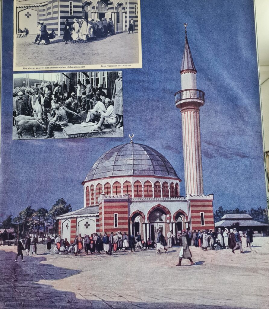 Die Zeichnung einer Moschee mit einem kuppelförmigen Hauptgebäude und einem hohen Minarett. Davor laufen und stehen Menschen. Oben sind zwei Schwarz-Weiß-Fotos angebracht, die in Nahaufnahme Menschen vor der Moschee zeigen.